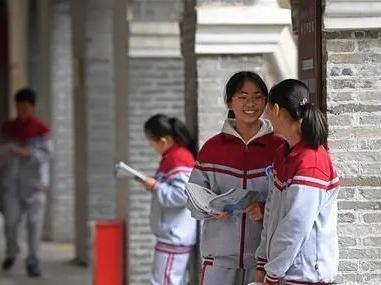 中共中央办公厅：建立中小学校党组织领导的校长负责制