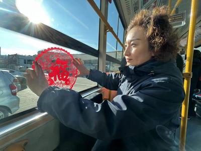 剪窗花迎冬奥，青岛驾驶员手真巧！