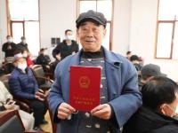告别“无证”历史！青岛这个社区的居民领到了不动产权证