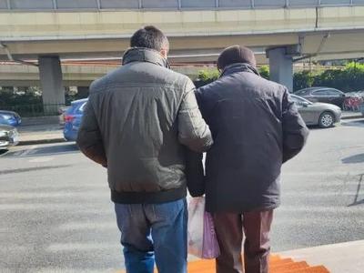 刷屏的“天才译者”金晓宇发声：太肉麻的话说不出，父亲是我的发言人！
