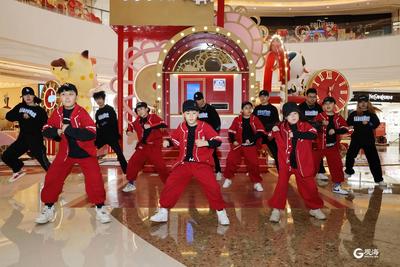 正采购年货，突然飘来一曲《卡农》，快闪歌舞秀添彩“艺术商圈”