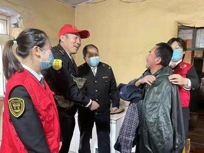 元旦来临，青岛志愿者为特困家庭等特殊群体送节日关爱