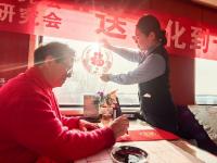 走心！列车上现场写春联送给回家的你|有一种年味叫坚守③