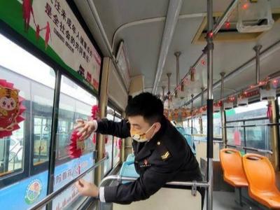 红红火火迎新春！小年到，青岛公交车厢穿“新装”