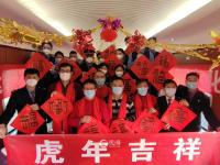 走心！列车上现场写春联送给回家的你|有一种年味叫坚守③