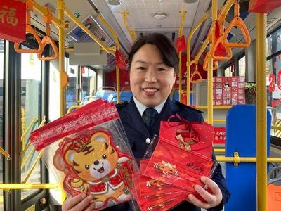 新年第一天，青岛公交6路女劳模为乘客送惊喜