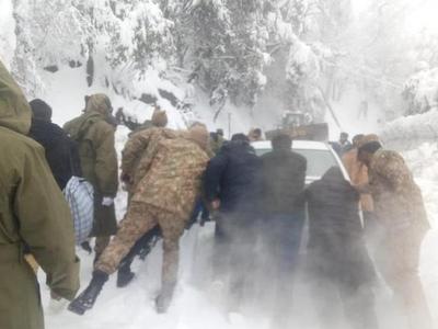 数以千计车辆因大雪被困山区，巴基斯坦至少21人死亡