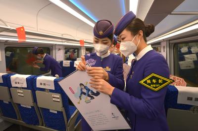 瞧！“绿巨人”复兴号列车有了冬奥主题车厢