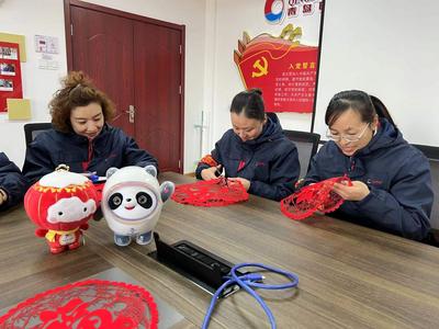 剪窗花迎冬奥，青岛驾驶员手真巧！