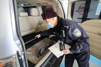 零下10℃跪地验车！多图实拍车管民警