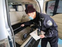 零下10℃跪地验车！多图实拍车管民警