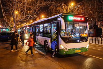 24.6公里的回家路！实拍除夕夜公交末班车