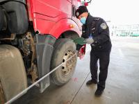 零下10℃跪地验车！多图实拍车管民警