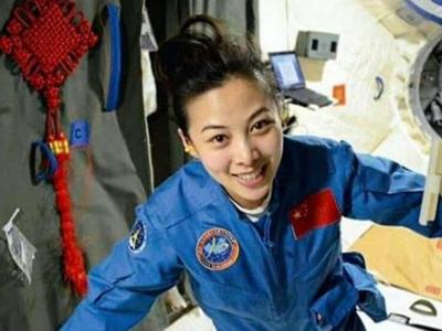 共望浩瀚星辰！王亚平成中国首位太空工作超100天女航天员