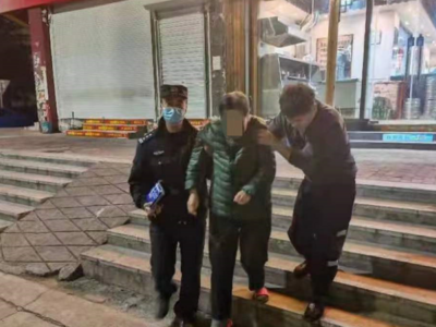 深夜青岛，七旬老人穿凉拖鞋进餐馆说了一句话，老板报警求助！