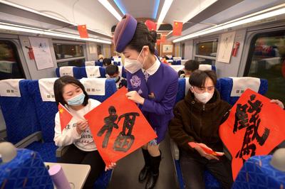 瞧！“绿巨人”复兴号列车有了冬奥主题车厢