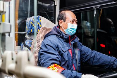 24.6公里的回家路！实拍除夕夜公交末班车