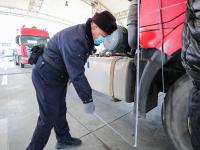 零下10℃跪地验车！多图实拍车管民警