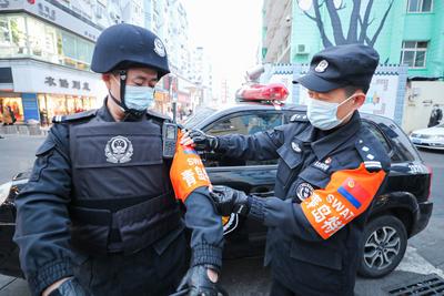 镜头下的台东商圈：青岛特警巡逻忙