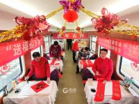 走心！列车上现场写春联送给回家的你|有一种年味叫坚守③