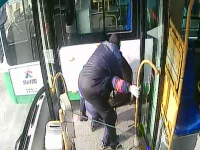 青岛街头，这温情一幕幕彰显城市文明……
