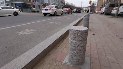 记者回访|130余个挡车柱“上岗” 杜绝机动车乱停放