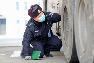 零下10℃跪地验车！多图实拍车管民警