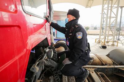 零下10℃跪地验车！多图实拍车管民警