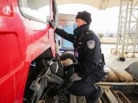 零下10℃跪地验车！多图实拍车管民警