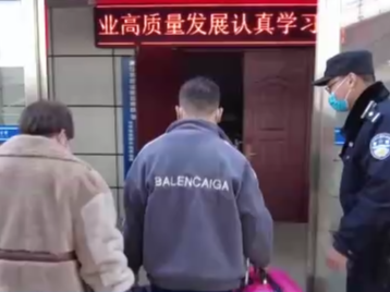 男子列车上借婴儿奶粉，两套说辞引发乘务人员怀疑……