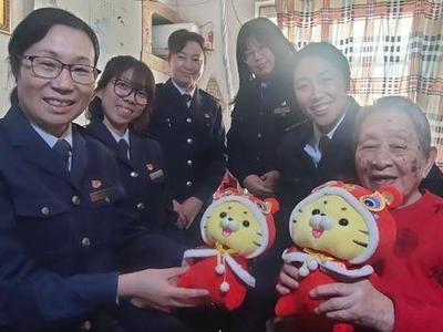 “小年快乐”！今天，青岛困难家庭和孤寡老人家中来了一群志愿者……