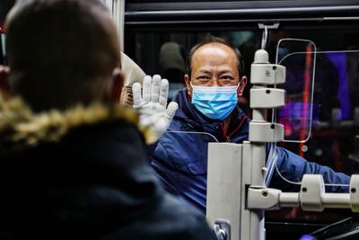 24.6公里的回家路！实拍除夕夜公交末班车