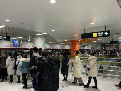 青岛地铁1号线全线开通首月载客570万人次，线网环比客流增长29%