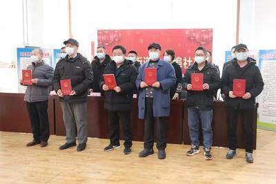 告别“无证”历史！青岛这个社区的居民领到了不动产权证