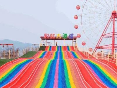 大年初一到世博园玩120米超长彩虹大滑道