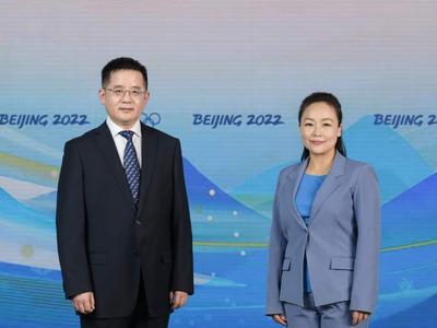 北京冬奥组委新闻发言人赵卫东、严家蓉亮相