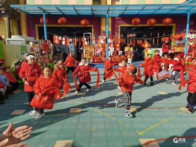 扭秧歌、打腰鼓、舞狮子，萌娃欢聚一堂迎元旦