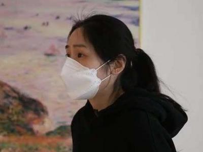 当她在绝望中时，接到了使馆电话……