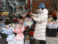 99支玫瑰卖到千元？情人节“浪漫经济”升温
