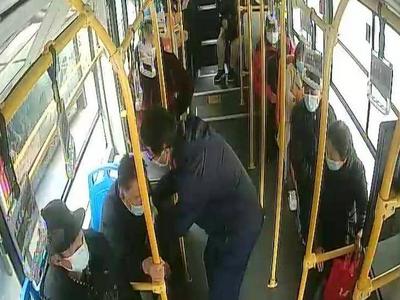 老人迷路送回家、老人摔倒快扶起，青岛好司机暖心举动传递城市温情