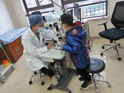 从上午玩到太阳下山，男孩连续滑雪7小时患雪盲症