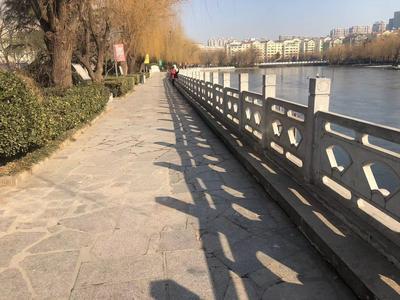 记者回访|破损地砖被修复 水上公园全面修复提升