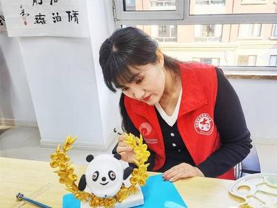 面塑、剪纸、针织……青岛这里的志愿者DIY创意“冰墩墩”助力奥运