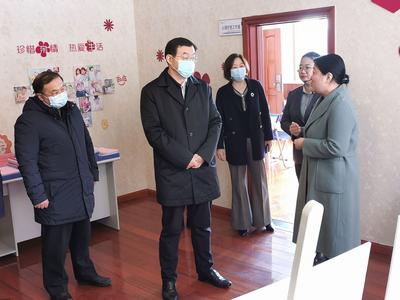 市领导赴西海岸新区专题调研家庭教育工作 