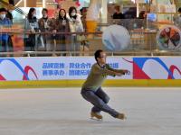 青岛“后冬奥”镜头：冰场“卧虎藏龙”，萌娃炫技