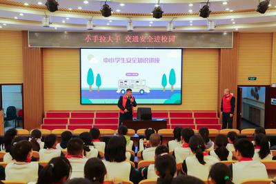 交通安全进校园，公交志愿者现场破解“鬼探头”