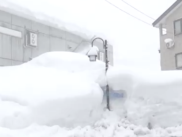 日本部分地区强降雪致交通瘫痪，路边积雪达2米
