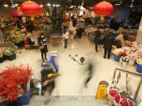 99支玫瑰卖到千元？情人节“浪漫经济”升温
