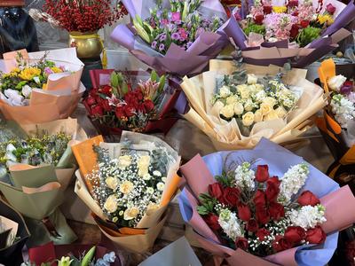 情人节花卉市场探访：玫瑰花价格上涨，10-20元/支