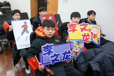 拼搏过就是英雄！青岛短道速滑小队员为他们呐喊